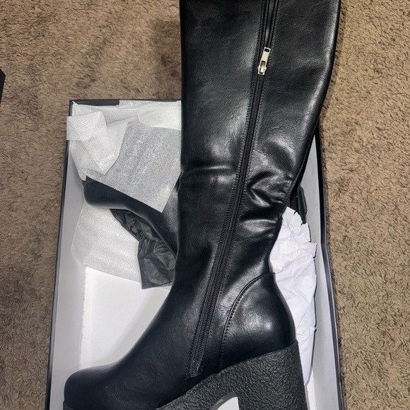 LAMODA KNEE HIGH PLATFORM SHOES - Picture 3 of 3